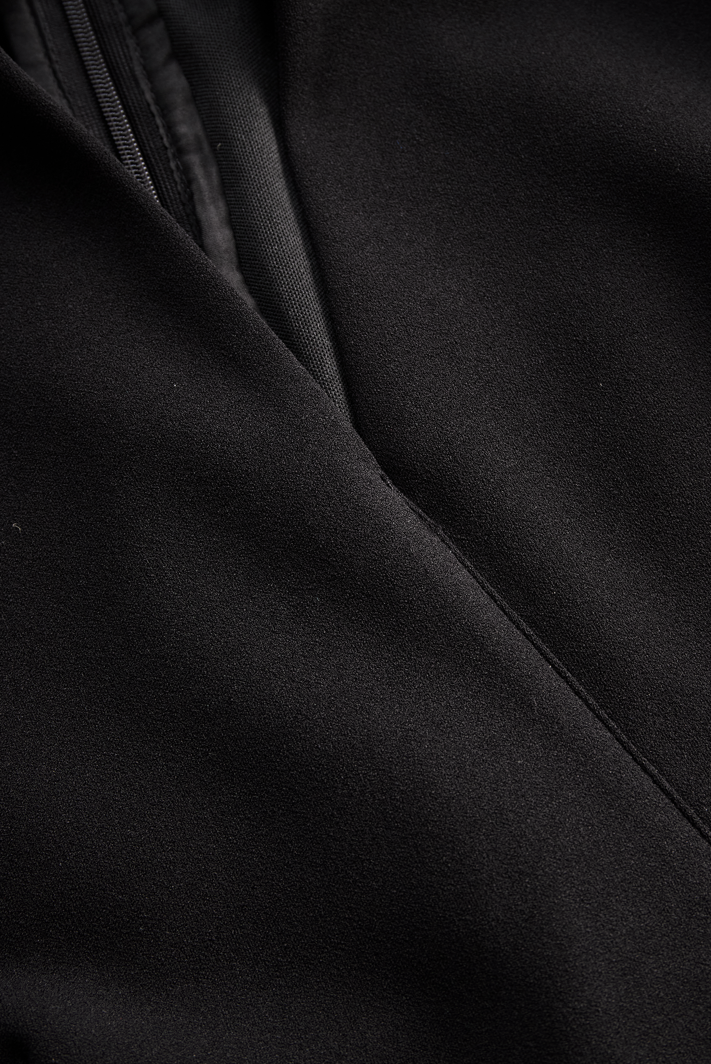 Vestido preto refinado com cinto e gola mandarim