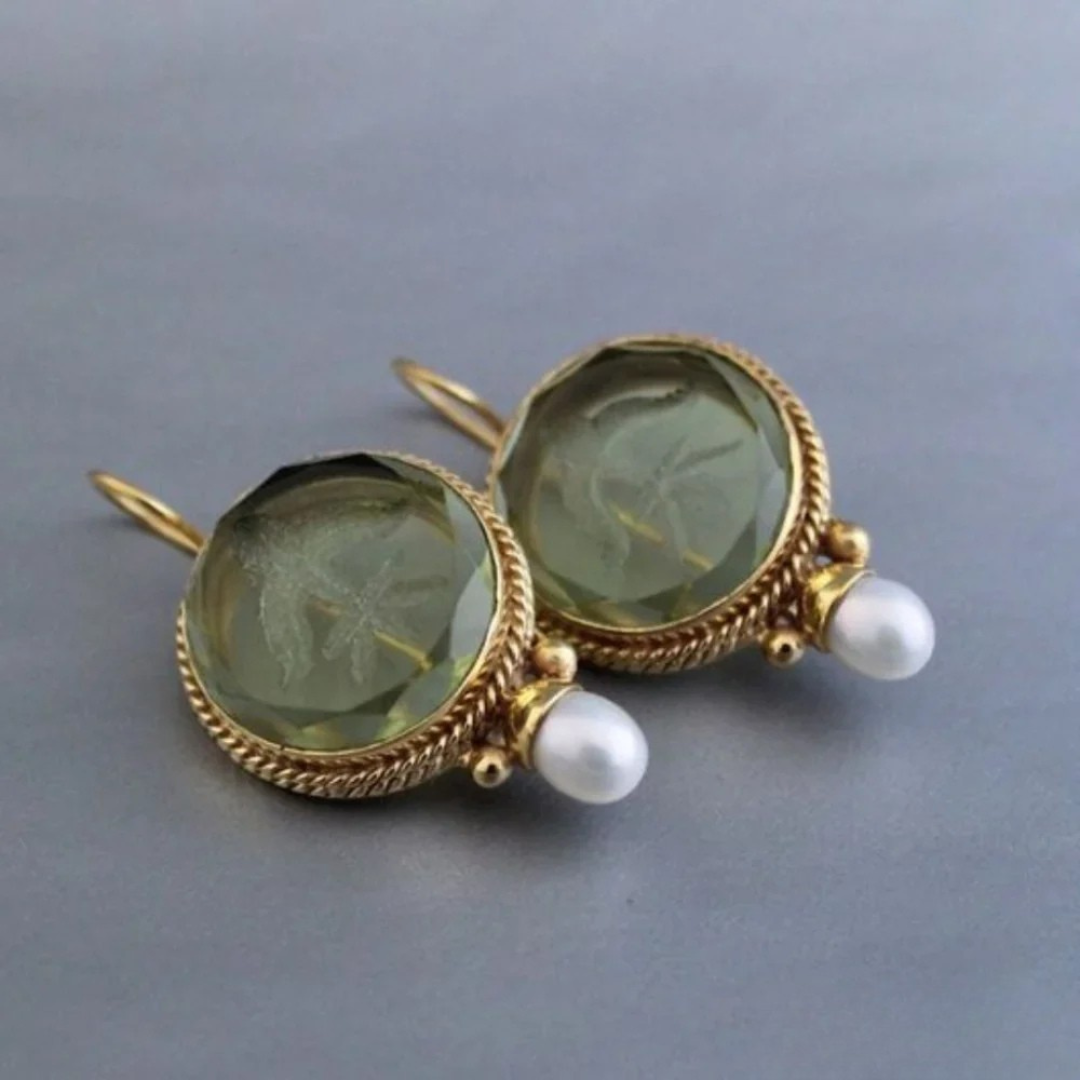 Brincos Clássicos Retrô com Pedras Verdes e Pérolas