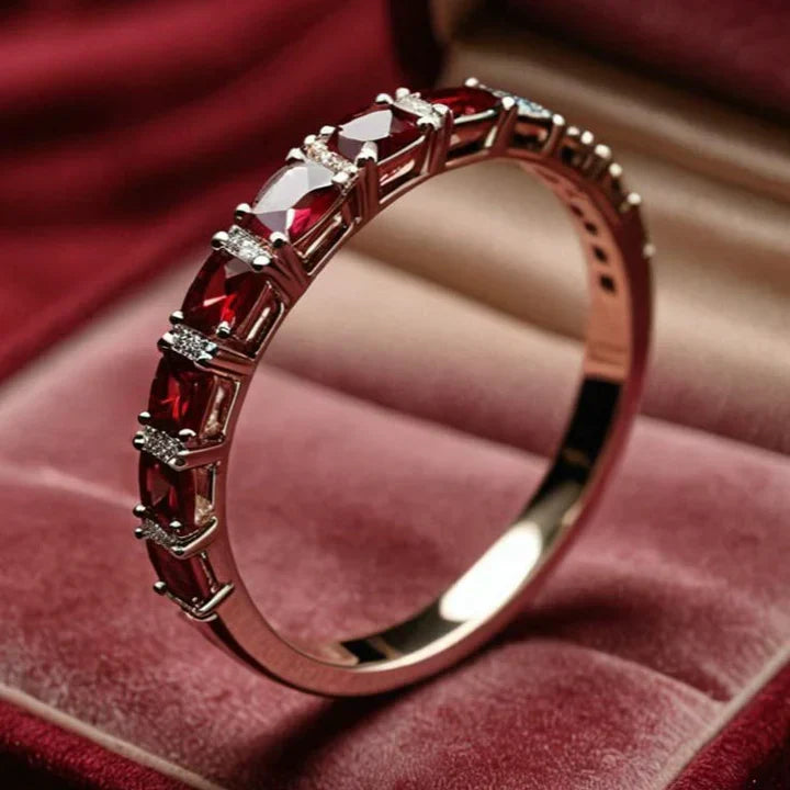 Anel de ouro com incrustações de cristal vermelho
