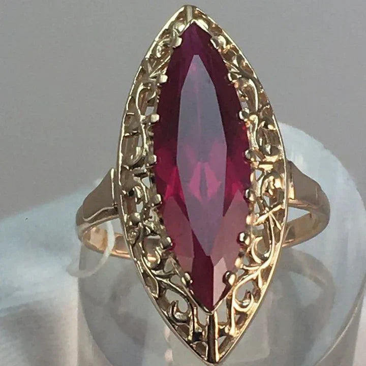 Anel Oval com Cristal Vermelho e Ouro