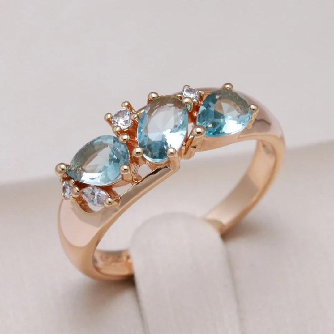 Anel vintage de zircônia azul elegante em ouro