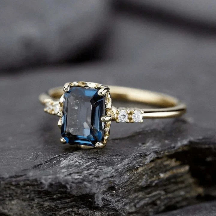 Anel de Ouro com Cristal Azul Vintage