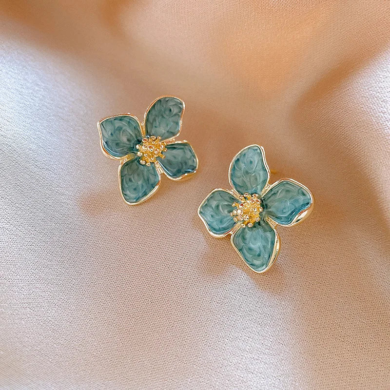 Brincos de Pétala de Esmalte Verde Claro Elegante