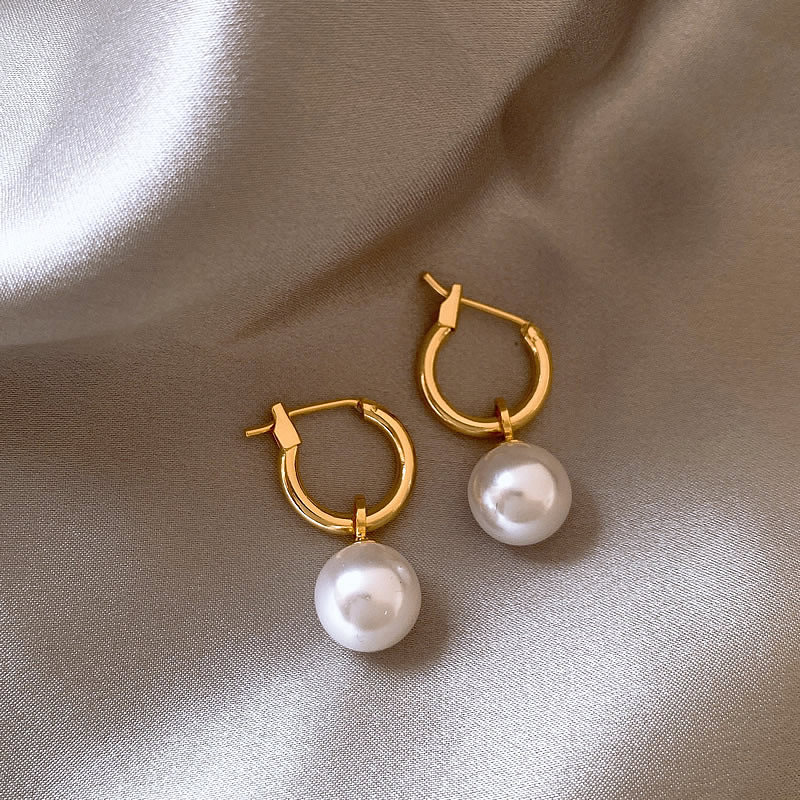 Brincos elegantes com pérolas douradas