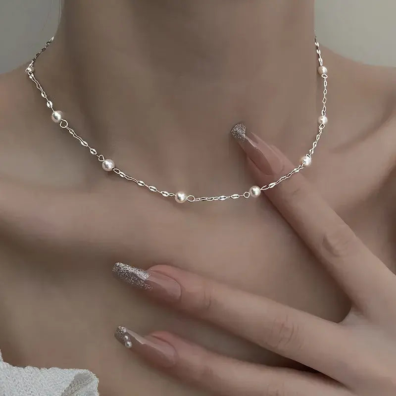 Colar elegante feito de pérolas brilhantes