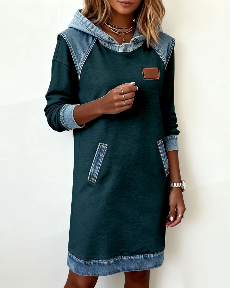 Vestido com Capuz e Painéis Contrastantes