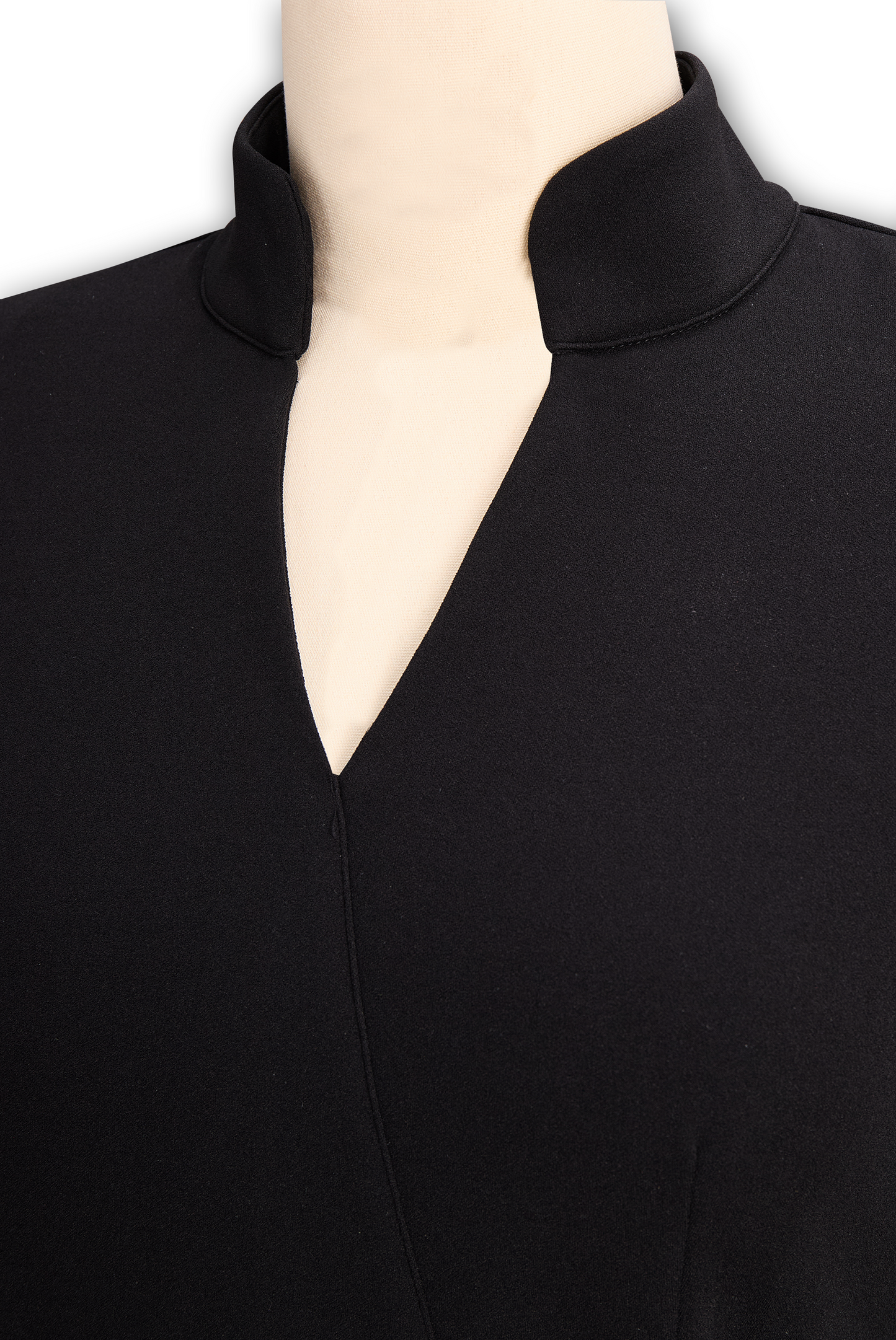 Vestido preto refinado com cinto e gola mandarim