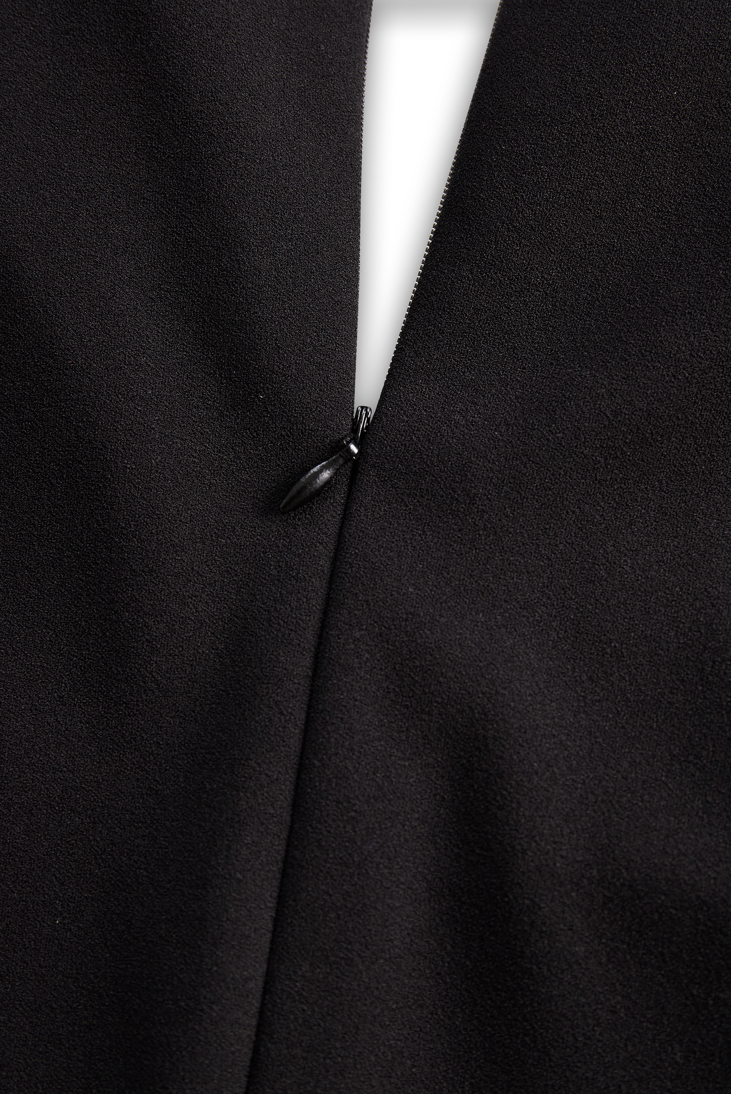 Vestido preto refinado com cinto e gola mandarim