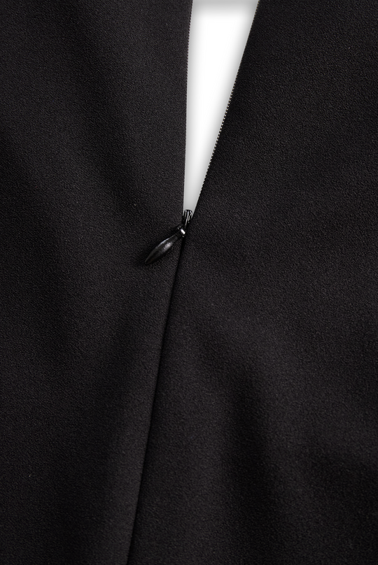Vestido preto refinado com cinto e gola mandarim