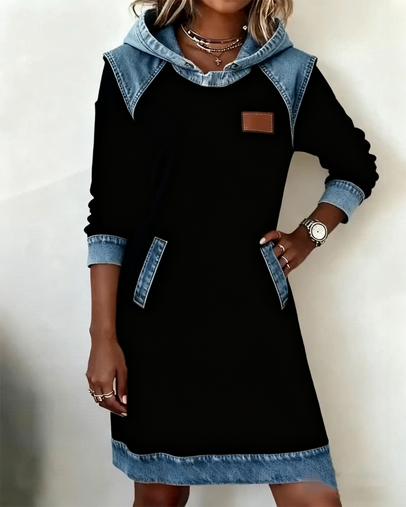 Vestido com Capuz e Painéis Contrastantes
