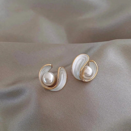 Brincos de Opala Branca de Luxo com Pérolas em Ouro