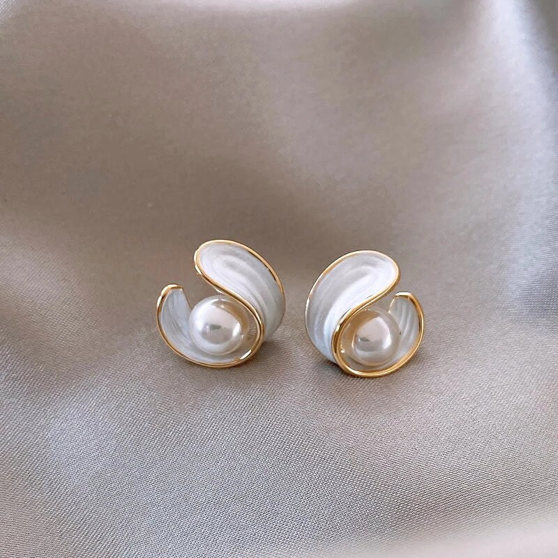 Brincos de Opala Branca Luxuosa com Pérolas em Ouro