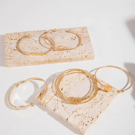 Conjunto de Pulseiras de Ouro com Elegância Sofisticada e Nó