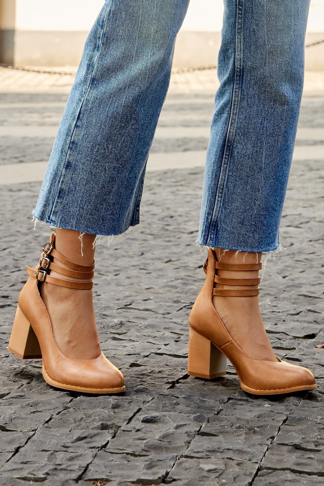 Sapatos de Salto com Fivela Tripla Jadara