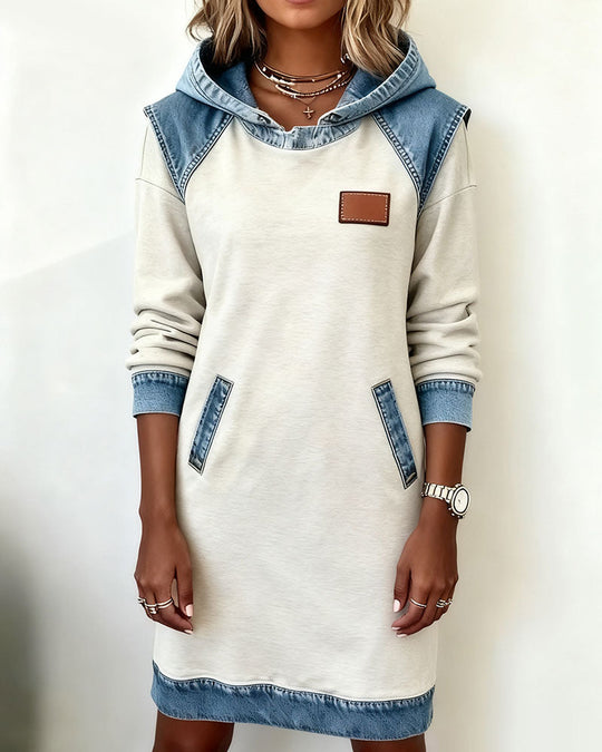 Vestido com Capuz e Painéis Contrastantes