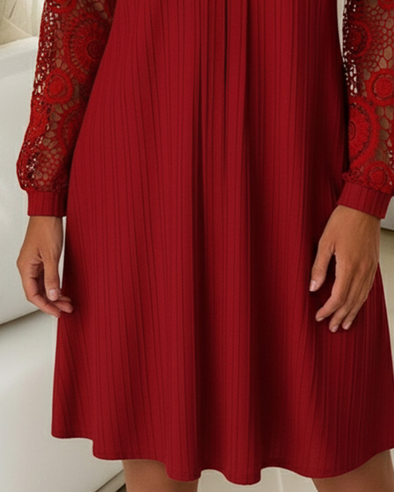 Vestido V-Neck com Patchwork de Renda