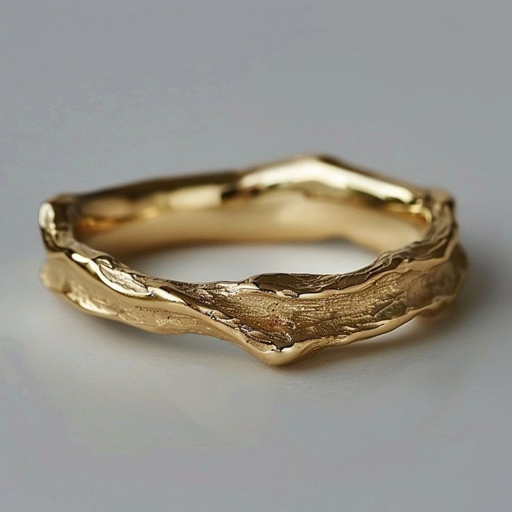 Anel Vintage em ouro forjado