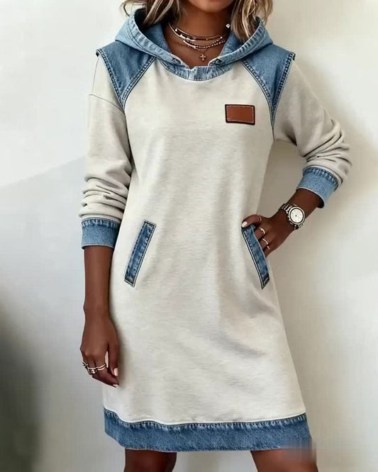 Vestido com Capuz e Painéis Contrastantes
