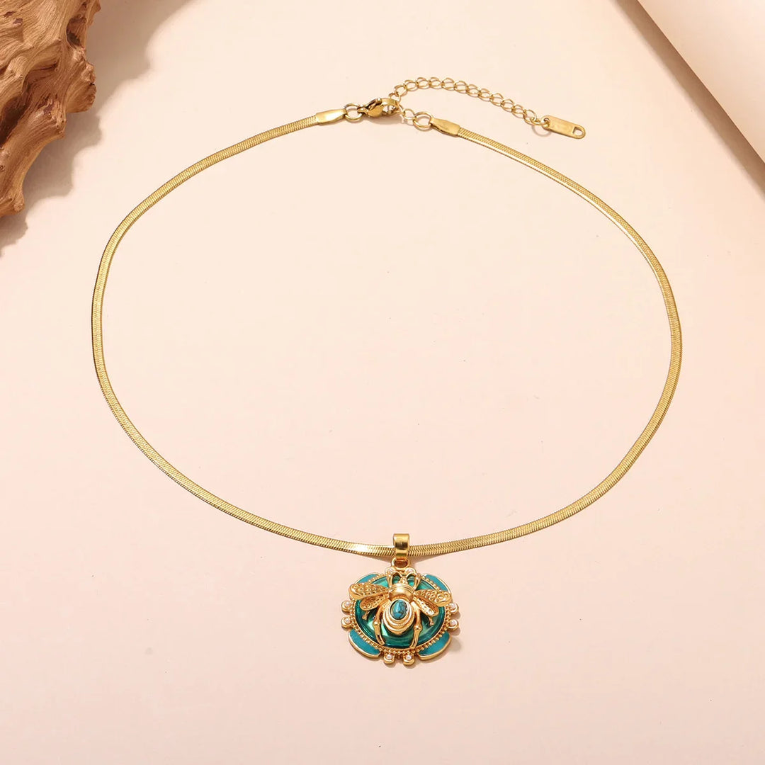Colar de Pingente de Abelha em Ouro Chic com Turquesa