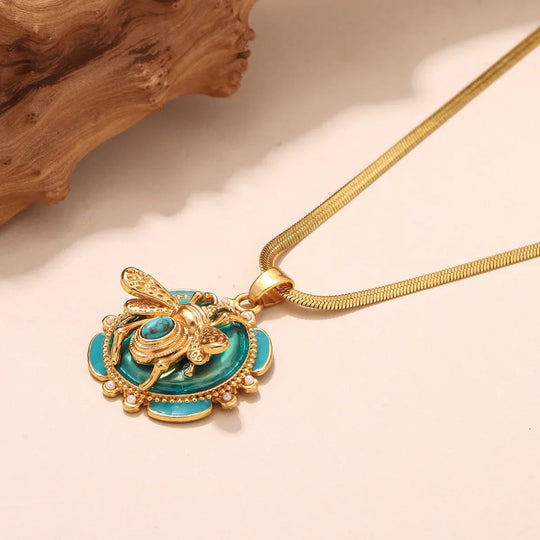 Colar de Pingente de Abelha em Ouro Chic com Turquesa