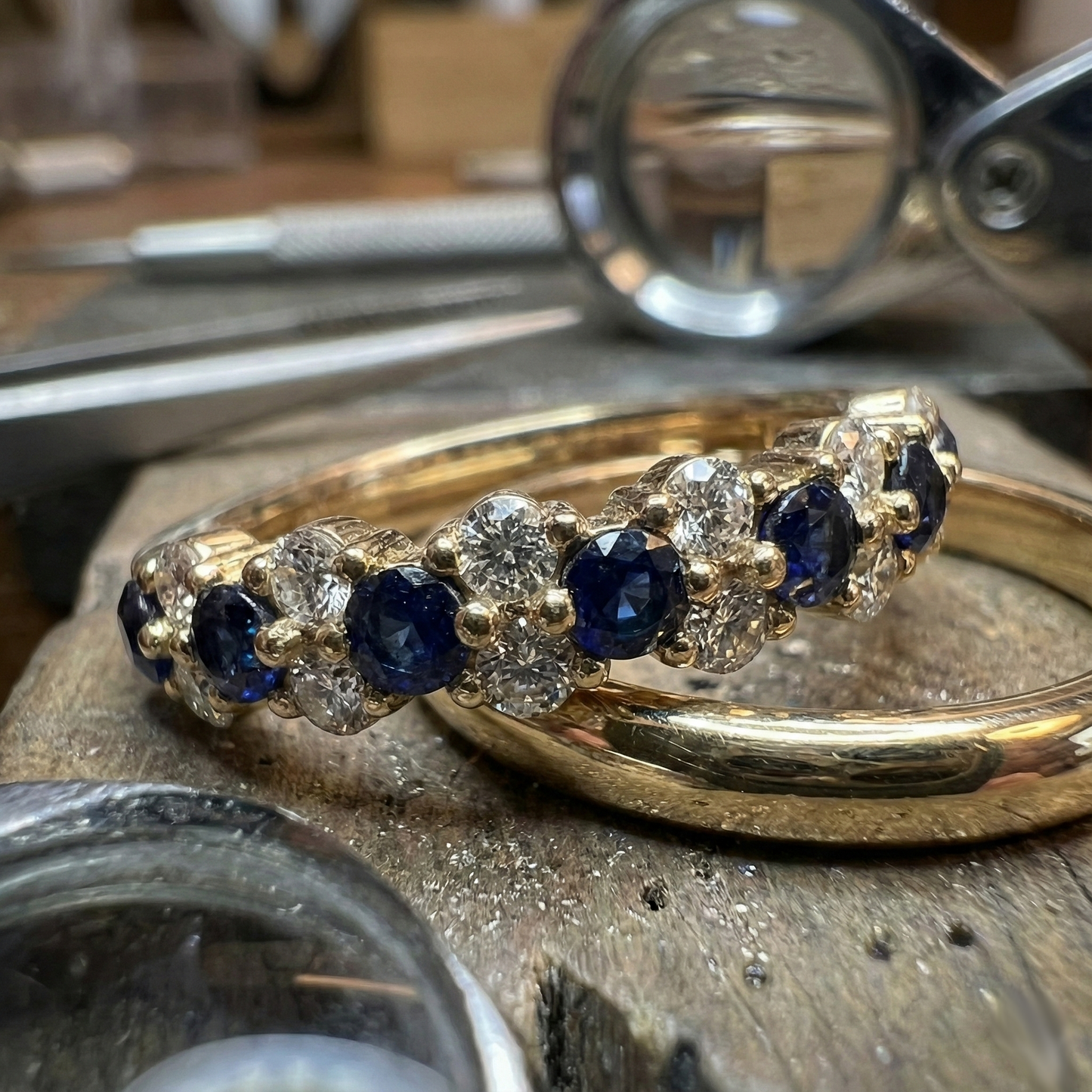 Anel de Ouro Vintage Elegante com Zircônia Azul