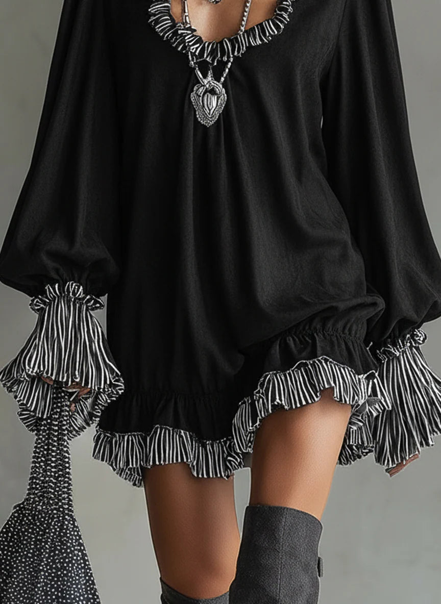 Elara™ – Vestido Mini em Look Suede com Babados e Detalhes Listrados