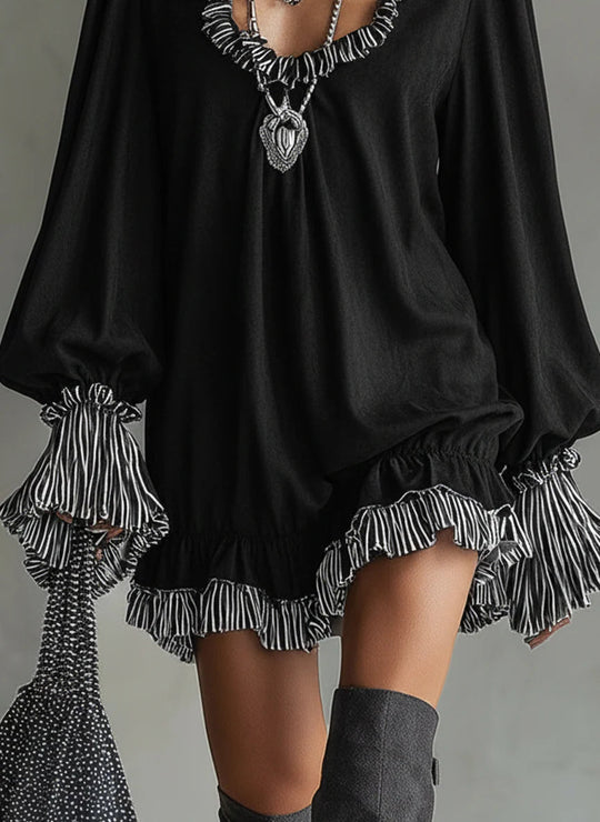 Elara™ – Vestido Mini em Look Suede com Babados e Detalhes Listrados