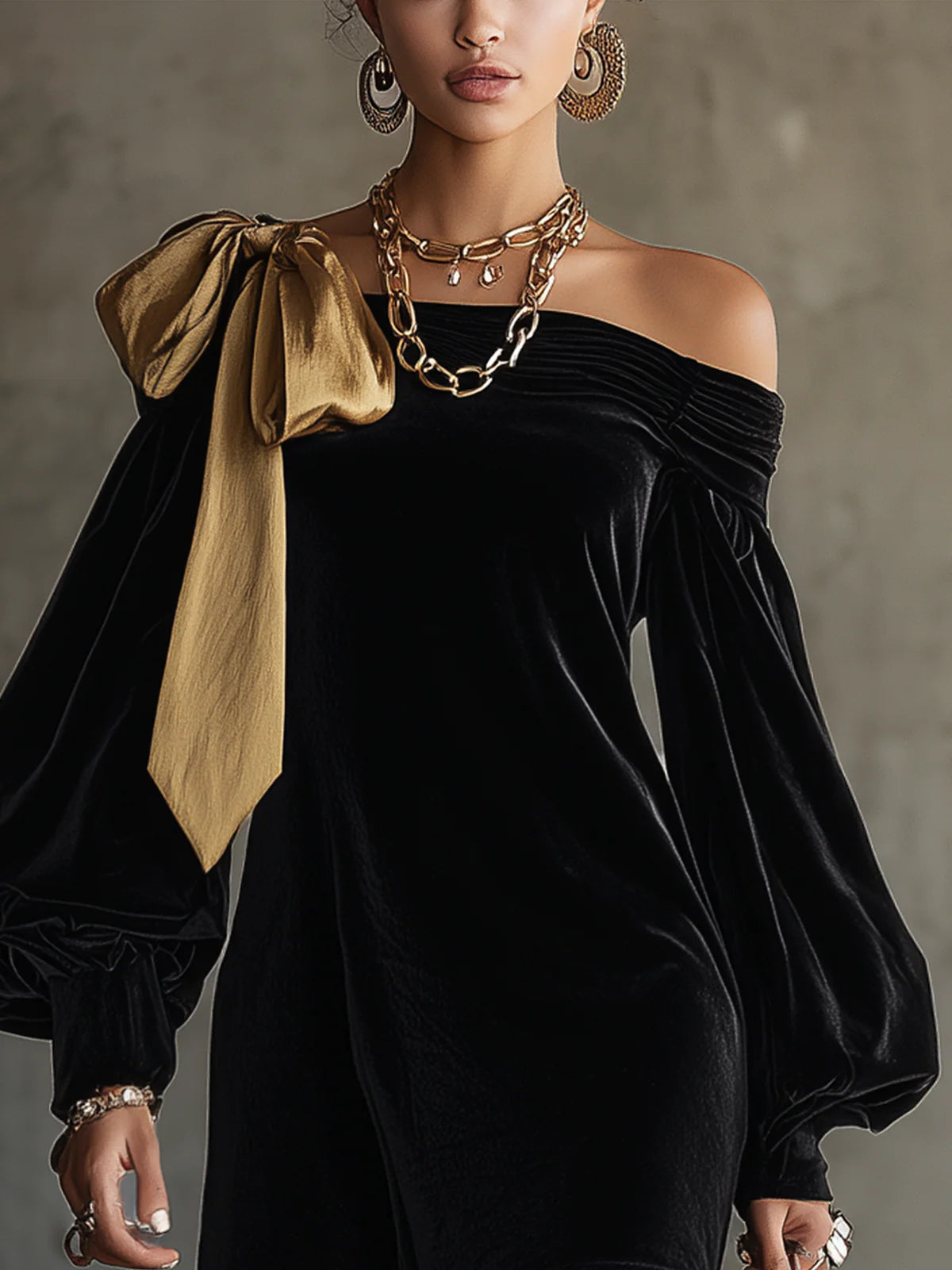 Vestido Mini Off-Shoulder em Patchwork de Veludo Preto e Cetim Dourado