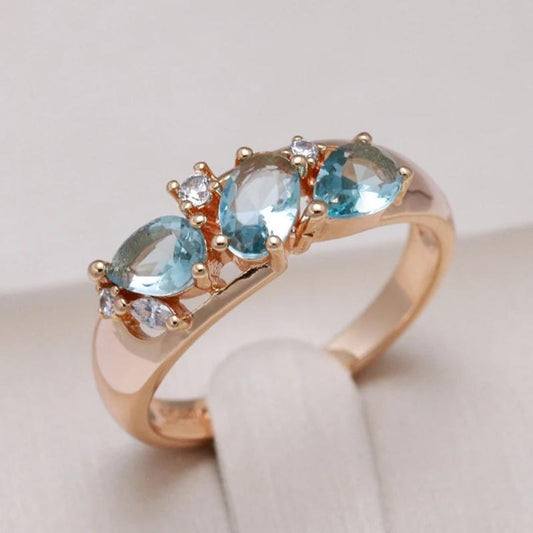 Anel vintage de zircônia azul elegante em ouro