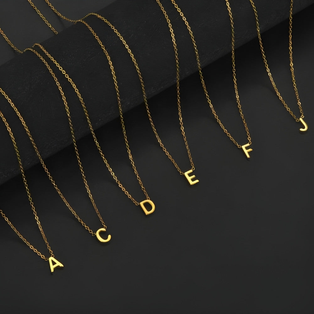 Colar de Inicial Dourada Chic Love Letter