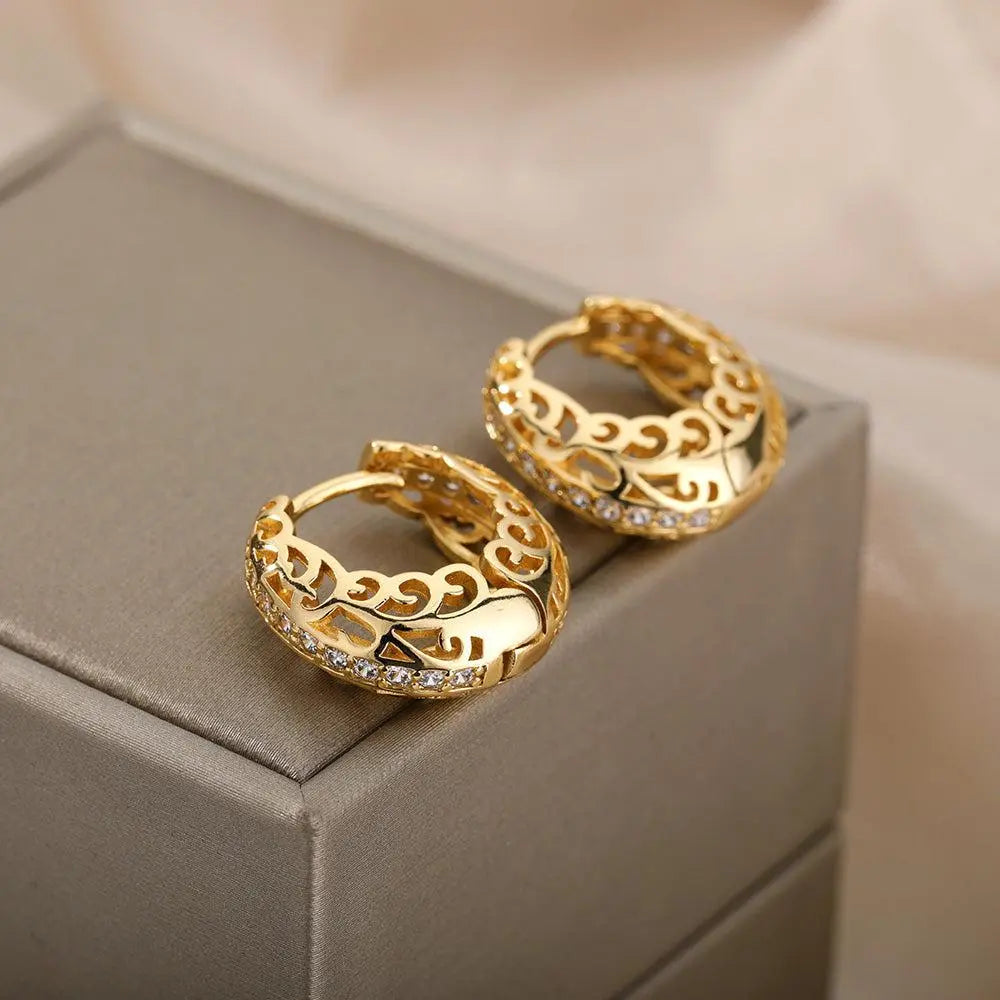 Brincos Minimalistas em Ouro com Design de Mandala