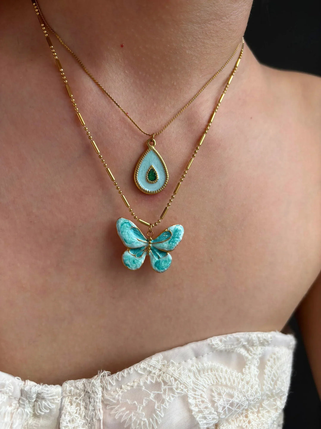 Conjunto de Colar com Pingente de Borboleta Azul e Gota d'Água