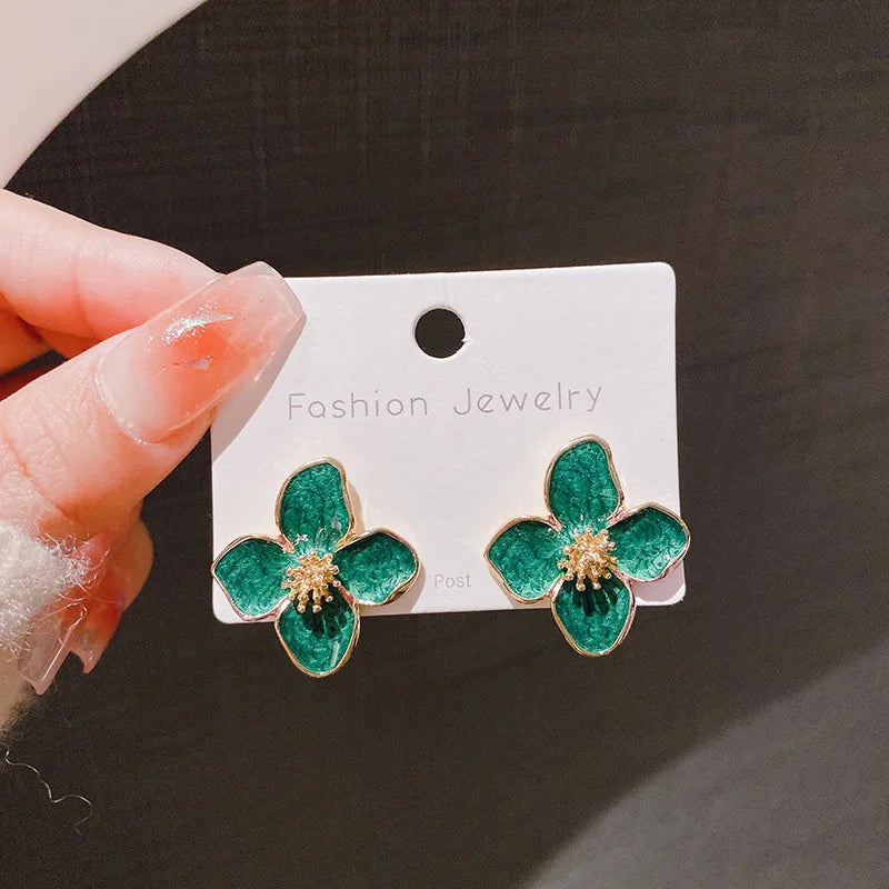 Brincos de Pétala de Esmalte Verde Claro Elegante