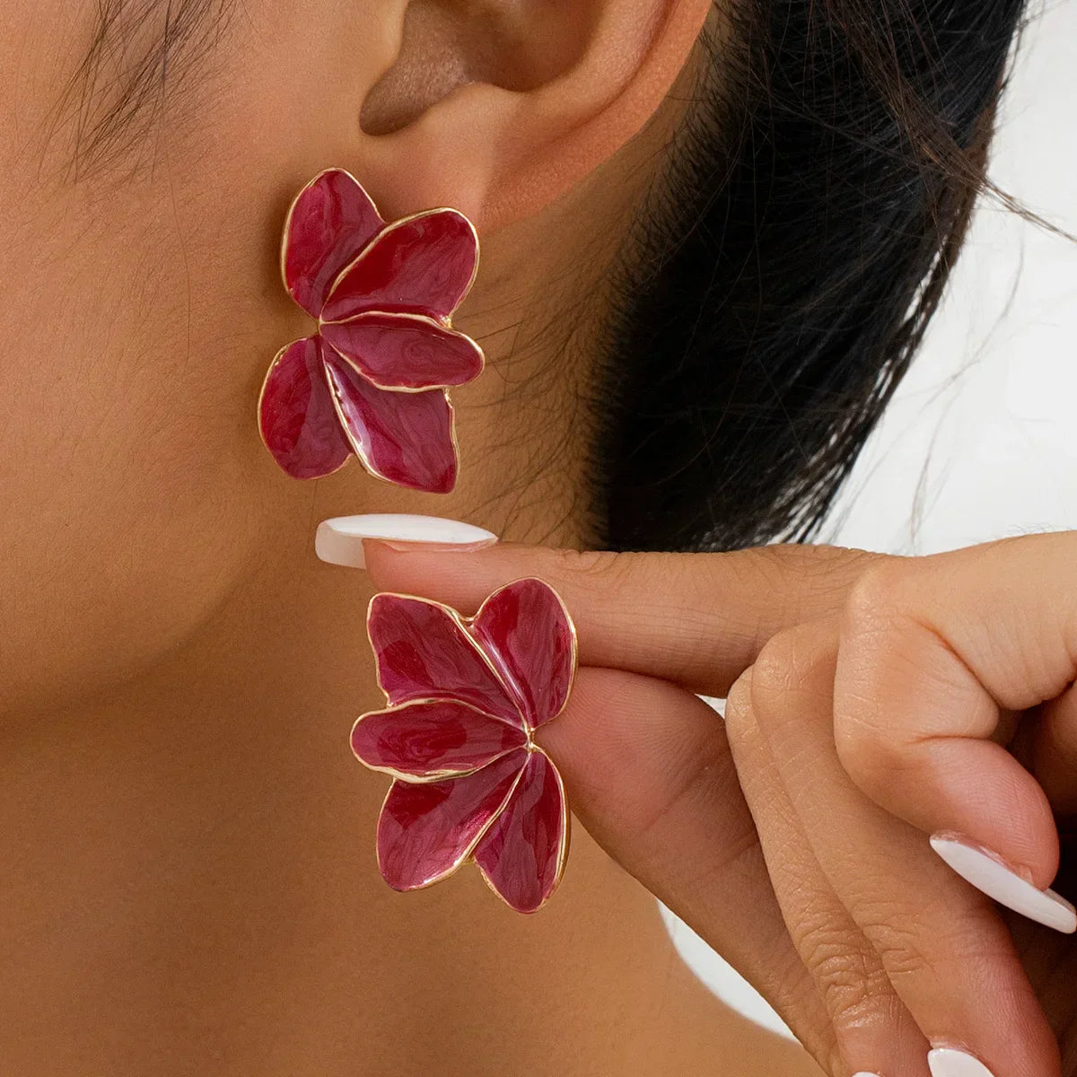 Brincos Elegantes de Pétala em Esmalte Vermelho