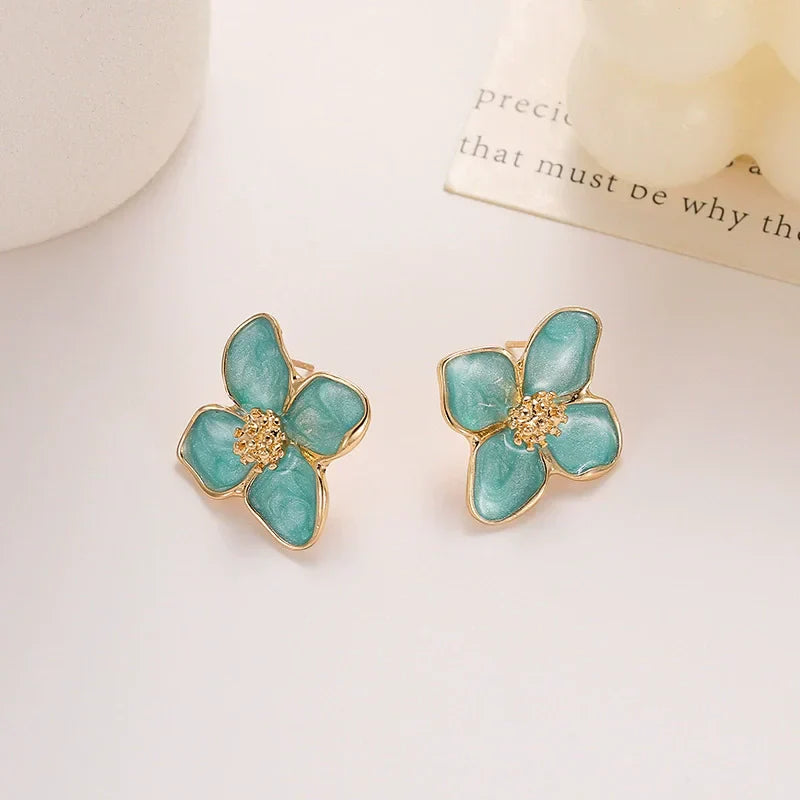 Brincos de Pétala de Esmalte Verde Claro Elegante