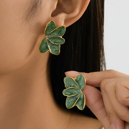 Brincos Elegantes de Pétala em Esmalte Vermelho