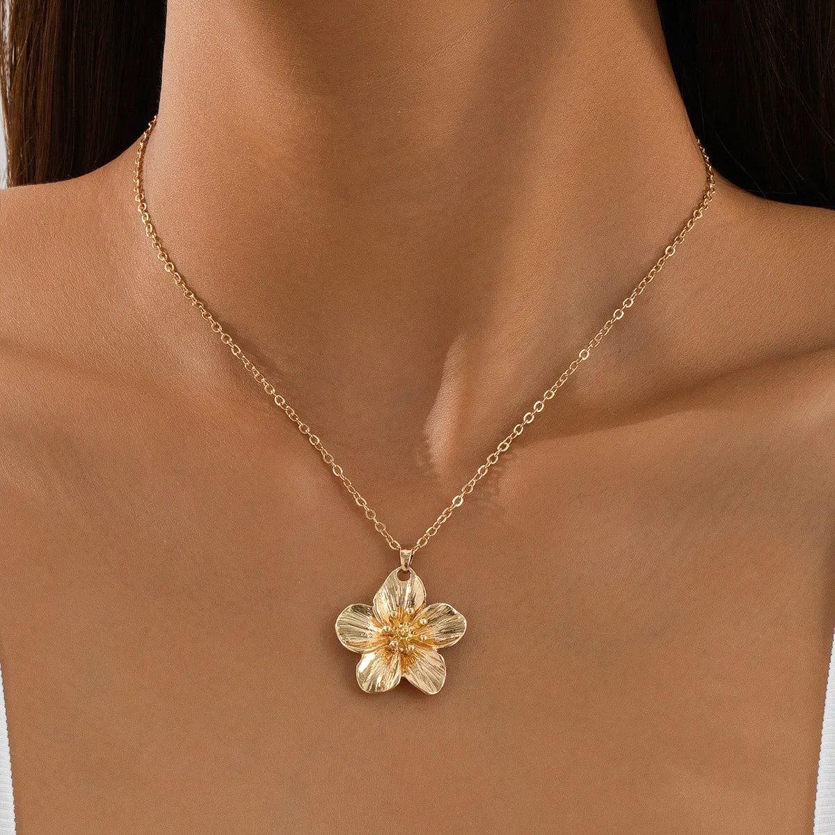 Colar de Pingente de Flor de Metal Elegante