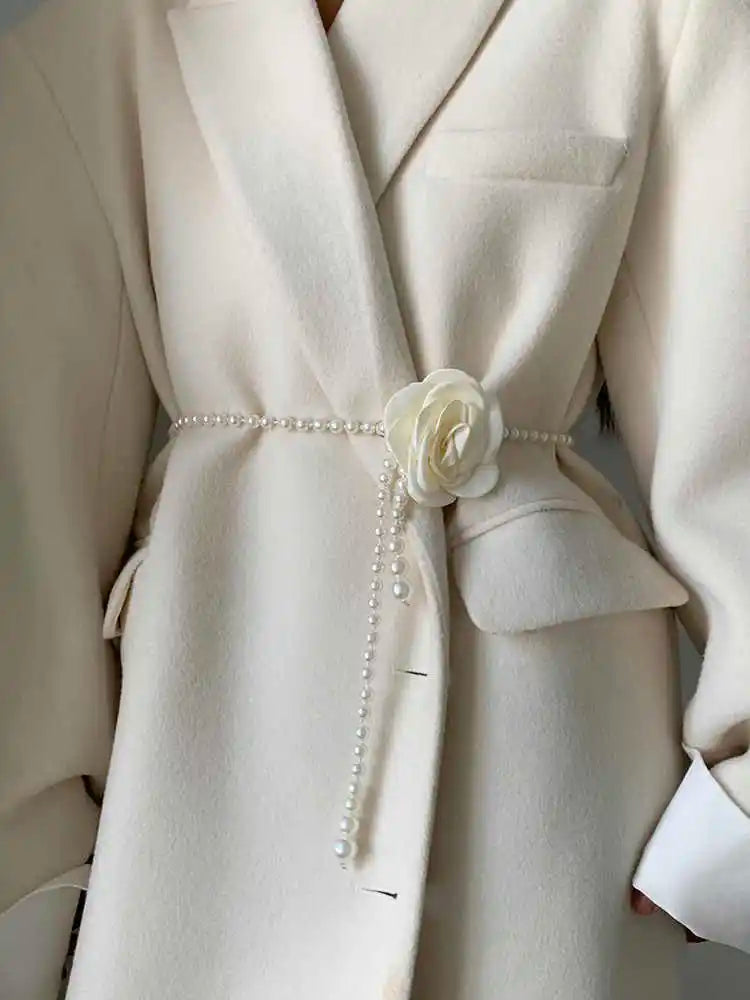 Eva Cinto elegante com pérolas
