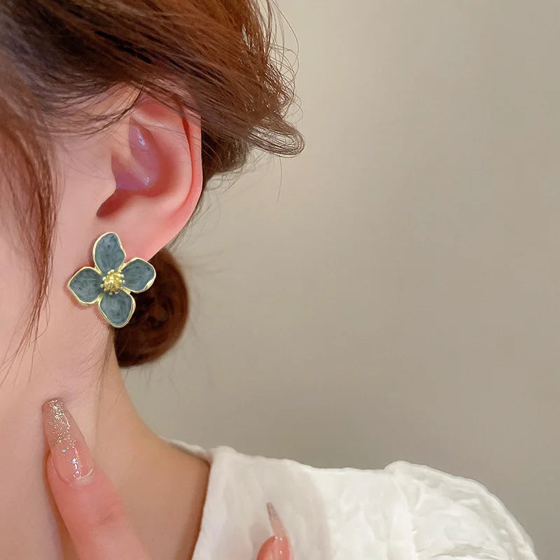 Brincos de Pétala de Esmalte Verde Claro Elegante