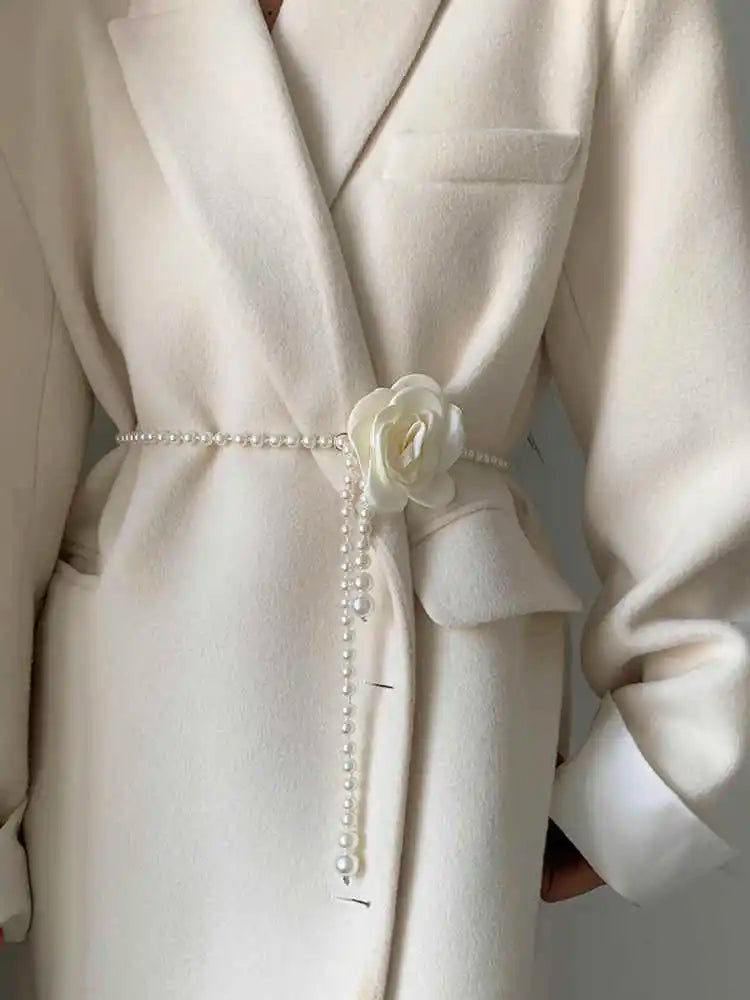 Eva Cinto elegante com pérolas