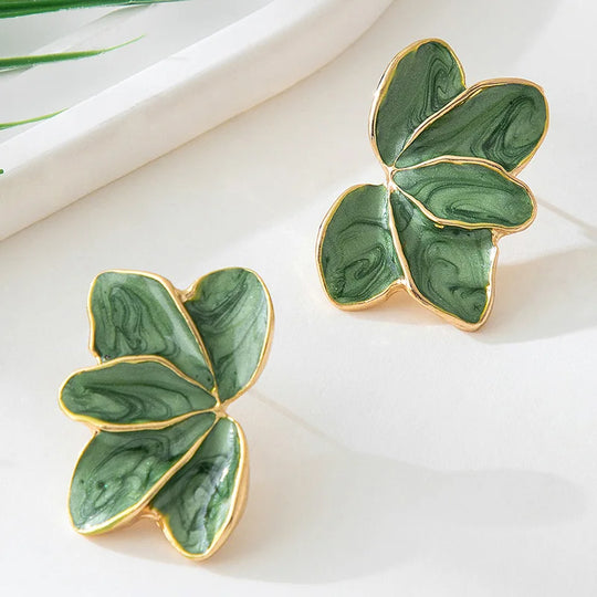 Brincos Elegantes de Pétala em Esmalte Vermelho