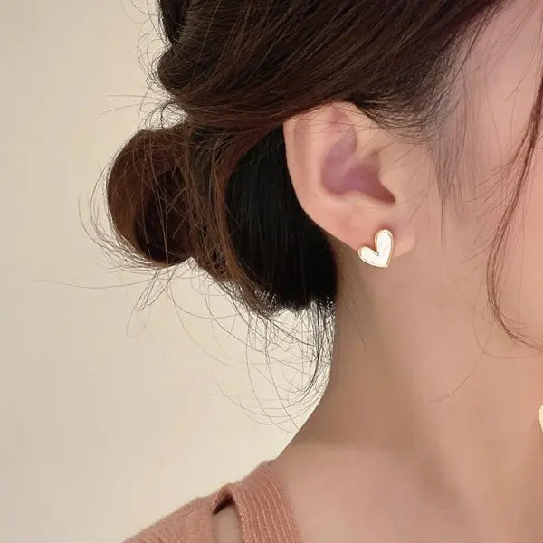 Brincos de Estudo de Esmalte em Forma de Coração Vermelho Elegante