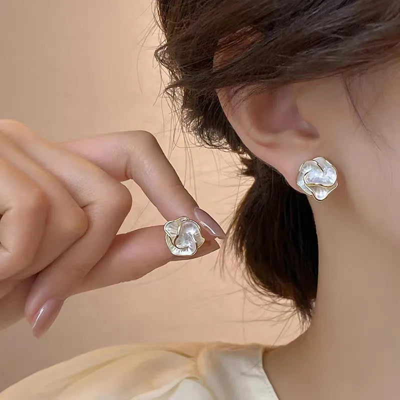 Brincos de Flor Camada de Esmalte Branco Elegante