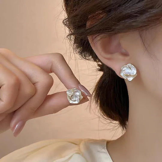 Brincos de Flor Camada de Esmalte Branco Elegante