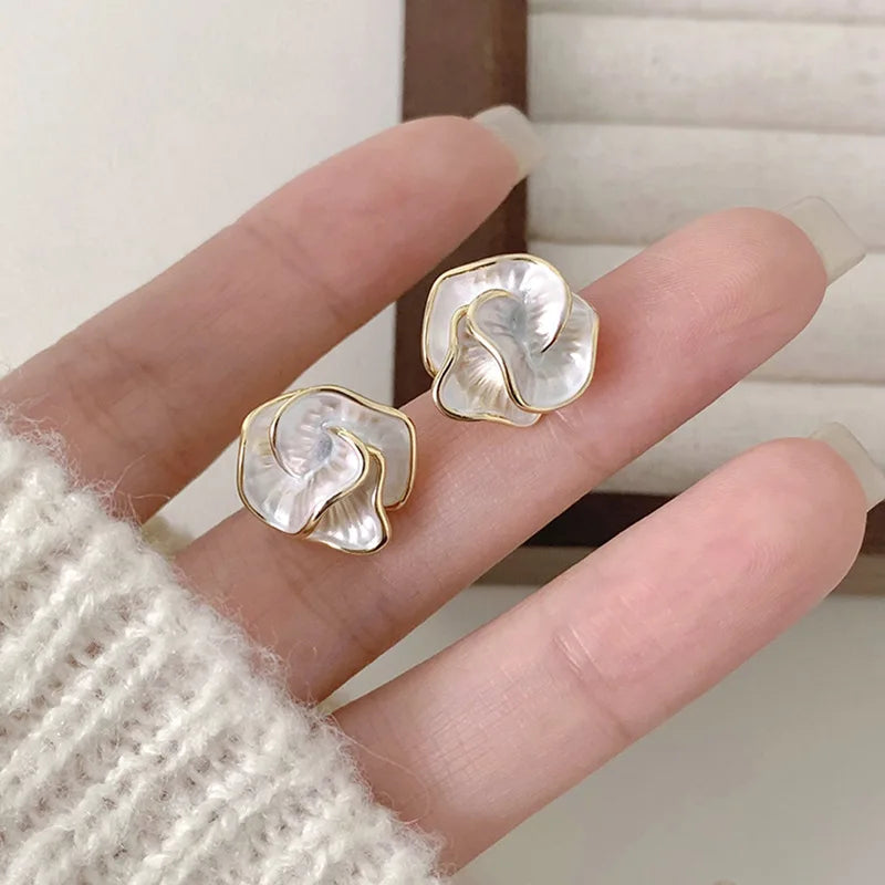 Brincos de Flor Camada de Esmalte Branco Elegante