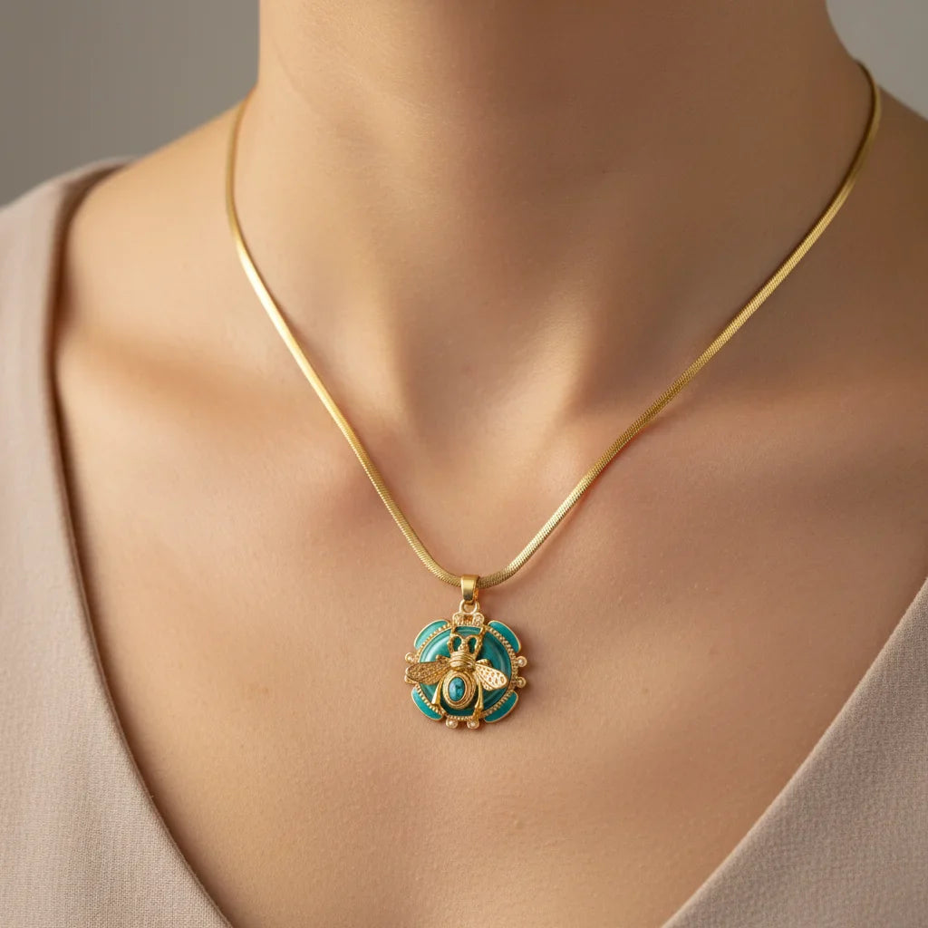 Colar de Pingente de Abelha em Ouro Chic com Turquesa