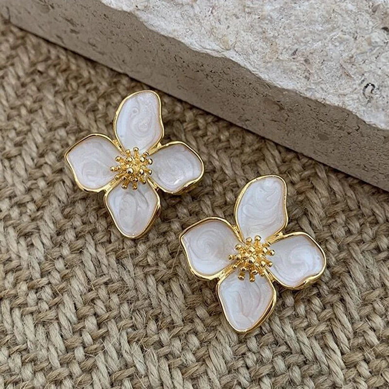 Brincos Elegantes de Flor em Esmalte Branco