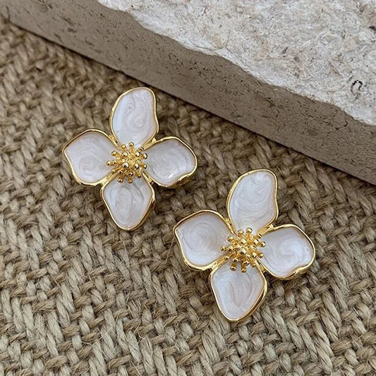 Brincos Elegantes de Flor em Esmalte Branco