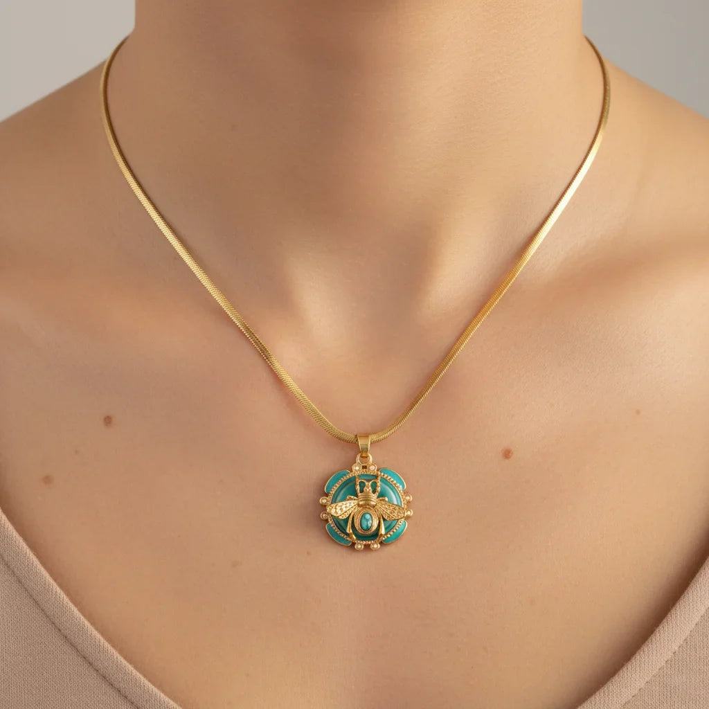 Colar de Pingente de Abelha em Ouro Chic com Turquesa