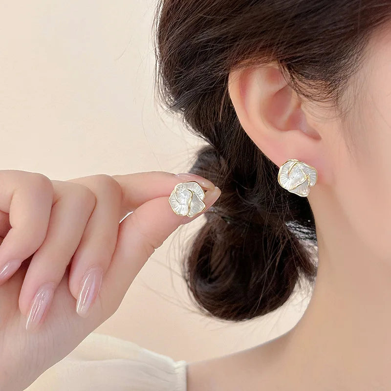 Brincos de Flor Camada de Esmalte Branco Elegante